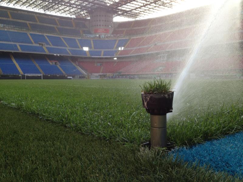 irrigatore nello stadio di San Siro